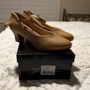 Theatricals character shoes caramel size 9 new!